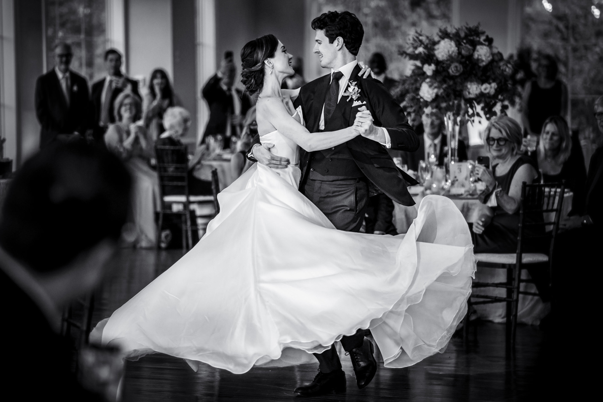 Novios bailando en salón para bodas en Monterrey - Condesa Real